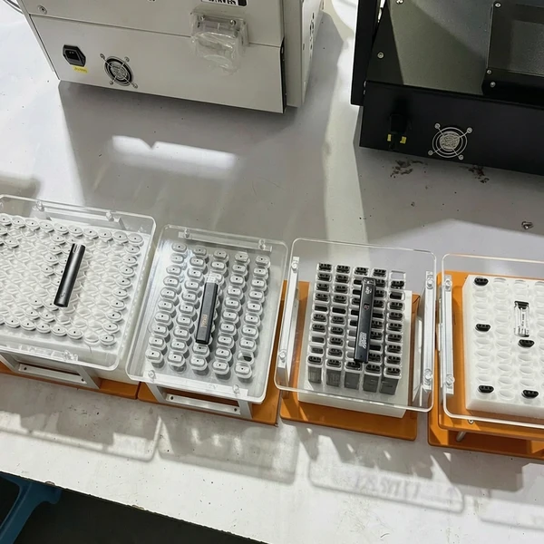 Trays holding 510 cartridges, refillable pods and all-in-one disposable devices for filling-machine compatibility checks